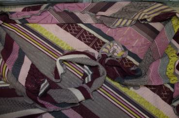 Preview: Invero Dreiecktuch Kyra Kirsche, Merinowolle, Detail